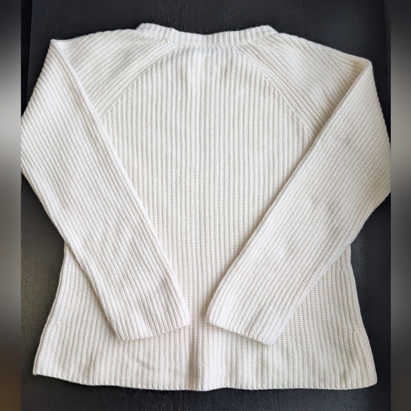 VINCE Ribbed Raglan Crew Sweater in Ivory - Picture 6 of 16